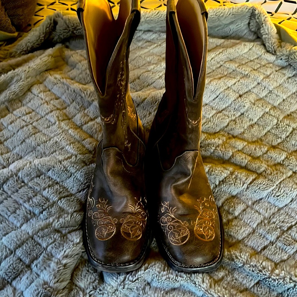 Roper size 7.5 women’s boots.